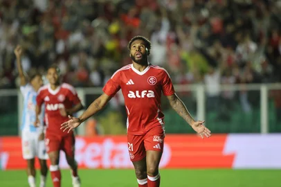 Wesley comemora o gol na Copa do Brasil sobre o Maracanã em 22 de maio de 2025.<!-- NICAID(16044697) -->