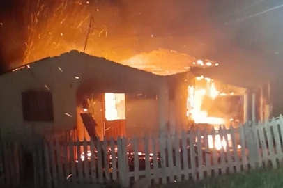 Incêndio destrói casa em Sentinela do Sul<!-- NICAID(15406622) -->