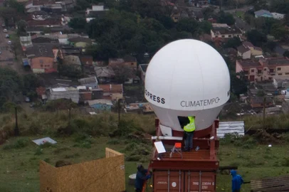 Porto Alegre, RS, Brasil  - 08/08/2024 - Novo radar meteorológico da ClimaTempo é instalado no Morro da Polícia. FOTO: JONATHAN HECKLER, AGÊNCIA RBS<!-- NICAID(15835912) -->