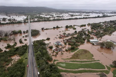05.09.2023 - VENÂNCIO AIRES, RS, BRASIL - CHUVAS / ENCHENTES / DISTRITO MARIANTE - Fortes temporais antigiram o Rio Grande do Sul no início desta semana, causando transtornos, inundações e deslizamentos de terra. Na imagem, a situação da ponte sobre o Rio Taquari. FOTO: JEFFERSON BOTEGA, AGÊNCIA RBS<!-- NICAID(15531781) -->