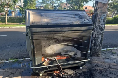Mais de um mês após instalação, 14 novos contêineres já foram incendiados em Porto Alegre<!-- NICAID(16017841) -->