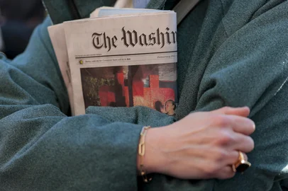 WASHINGTON, DC - FEBRUARY 05: A local D.C. resident who reads the Washington Post joined members of the guild to protest during a rally outside the Washington Post office building on February 05, 2026 in Washington, DC. The Washington Post, owned by billionaire Amazon founder Jeff Bezos, announced major job cuts on February 4, laying off more than 300 journalists.   Heather Diehl/Getty Images/AFP (Photo by Heather Diehl / GETTY IMAGES NORTH AMERICA / Getty Images via AFP)<!-- NICAID(16221498) -->