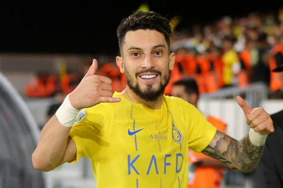 Nassr's Brazilian defender Alex Telles celebrates at the end of the 2023 Arab Club Champions Cup semi-final football match between Saudi Arabia's Al-Nassr and Iraq's Al-Shorta at Prince Sultan bin Abdul Aziz Stadium in Abha on August 9, 2023. (Photo by Abdullah Mahdi / AFP)Editoria: SPOLocal: AbhaIndexador: ABDULLAH MAHDISecao: soccerFonte: AFPFotógrafo: STR<!-- NICAID(15856167) -->