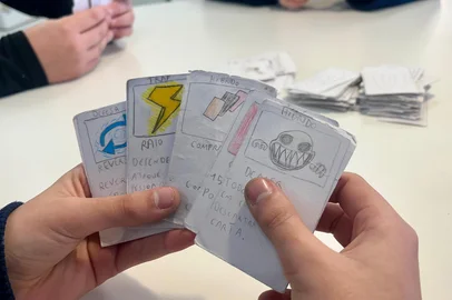 Jogo de cartas criado por alunos do Colégio Farroupilha.<!-- NICAID(16080066) -->