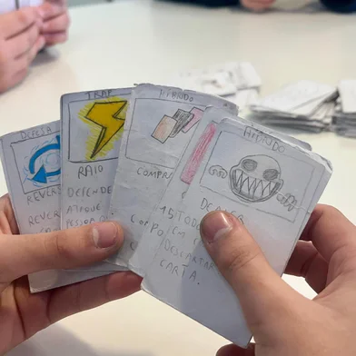 Jogo de cartas criado por alunos do Colégio Farroupilha.<!-- NICAID(16080066) -->
