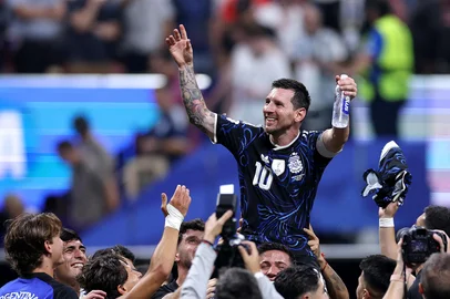 BUDA MENDES / GETTY IMAGES,AFP ATLANTA, GEORGIA - JULY 15: Lionel Messi #10 of Argentina celebrates with teammates after the 2-1 win during the FIFA World Cup 2026 Semi Final match between England and Argentina at Atlanta Stadium on July 15, 2026 in Atlanta, Georgia. Buda Mendes/Getty Images/AFP (Photo by Buda Mendes / GETTY IMAGES NORTH AMERICA / Getty Images via AFP)<!-- NICAID(16327863) -->