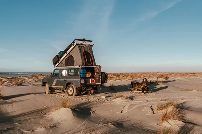 Em um 4x4, os arquitetos europeus Agathe Belot e Mathieu Jaumain passaram pelo RS. Eles estão fazendo um tour pela América do Sul, que deve durar cerca de dois anos<!-- NICAID(16114617) -->