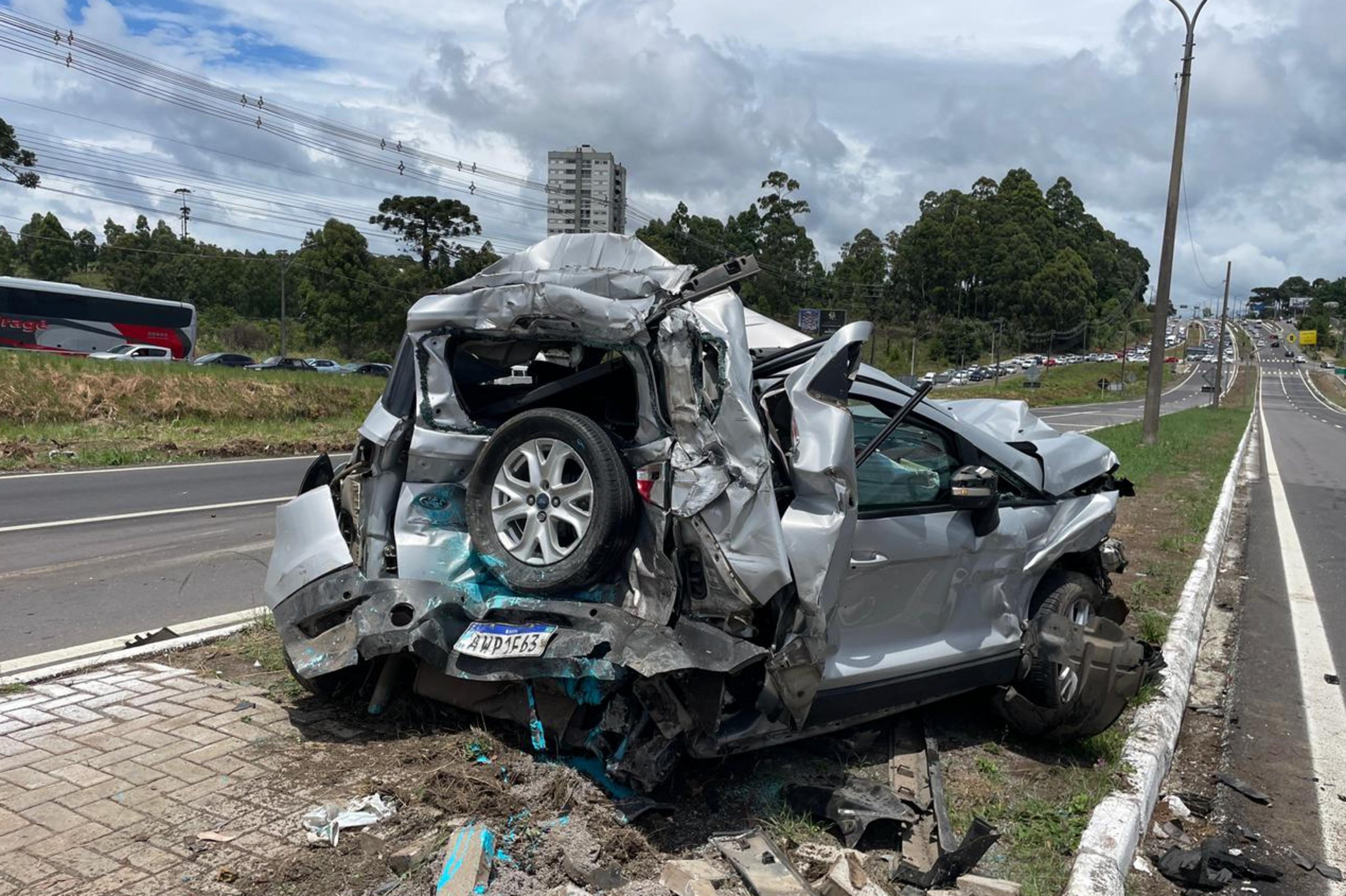 Cinco pessoas ficam feridas ap&oacute;s colis&atilde;o envolvendo caminh&atilde;o e cinco carros na RS-453, em Caxias do Sul