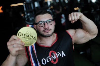 Renan Mattos / Grupo RBS CACHOEIRINHA, RS, BRASIL, 06-10-2026: O fisioculturista Gustavo Souza de Oliveira, de 19 anos, foi campeão Mr. Olympia Amador na categoria Teen em 2025, aqui no Brasil. Seguindo uma rotina de treinos e dietas rigorosas, rumou ao troféu de campeão Mr. Olympia Amador em Las Vegas na categoria Classic Novice no mês passado. Foto: Renan Mattos / Grupo RBS<!-- NICAID(16382366) -->