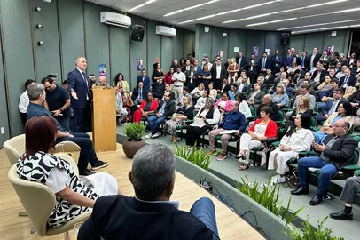 A fim de ampliar o acesso dos municípios brasileiros às políticas públicas de combate à fome, o presidente da Companhia Nacional de Abastecimento (Conab), Edegar Pretto, reuniu nesta quarta-feira (12) cerca de 300 prefeitos, vices, vereadores e deputados de vários estados, incluindo o Rio Grande do Sul.