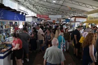 PORTO ALEGRE, RS, BRASIL, 16-11-2025: A 71ª Feira do Livro de Porto Alegre registrou grande movimento na Praça da Alfândega, no começo da tarde de domingo, marcando o último dia de programação do evento. Foto: Renan Mattos / Agência RBS<!-- NICAID(16168311) -->