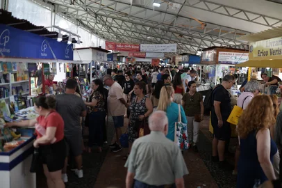 Renan Mattos / Agencia RBS PORTO ALEGRE, RS, BRASIL, 16-11-2025: A 71ª Feira do Livro de Porto Alegre registrou grande movimento na Praça da Alfândega, no começo da tarde de domingo, marcando o último dia de programação do evento. Foto: Renan Mattos / Agência RBS<!-- NICAID(16168311) -->