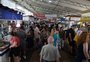 “A gente chega a sentir até uma dor quando acaba”: último dia da Feira do Livro tem calor e visitantes em busca de saldos