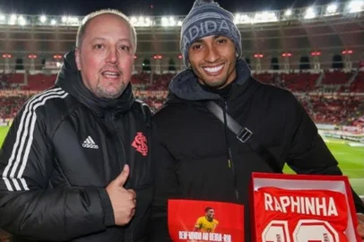 Raphinha recebe homenagem do presidente do Inter, Alessandro Bracellos, no Beira-Rio. Ricardo Duarte/Inter<!-- NICAID(15121797) -->