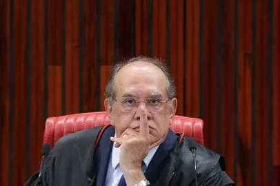 4º DIA DO JULGAMENTO DA CHAPA DILMA-TEMER NO TSEDF - TSE/JULGAMENTO/DILMA-TEMER - POLÍTICA - O presidente do Tribunal Superior     Eleitoral, ministro Gilmar Mendes, no     quarto dia do julgamento da chapa     Dilma-Temer, no plenário do Tribunal     Superior Eleitoral (TSE), em Brasília,     nesta sexta-feira, 9. Esta é a primeira     vez na história que a corte julga uma     chapa presidencial, que pode cassar o     mandato de Michel Temer (PMDB), que     assumiu a Presidência em 12 de maio de     2016, após o impeachment da ex-    presidente Dilma Rousseff (PT).    09/06/2017 - Foto: DANIEL TEIXEIRA/ESTADÃO CONTEÚDOEditoria: POLÍTICALocal: BRASÍLIAIndexador: DANIEL TEIXEIRAFonte: ESTADAO CONTEUDOFotógrafo: ESTADÃO CONTEÚDO<!-- NICAID(12964667) -->