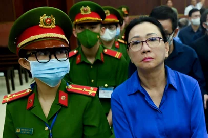 Vietnamese property tycoon Truong My Lan (R) looks on at a court in Ho Chi Minh city on December 3,  2024. Lan sentenced to death for a multi-billion-dollar fraud will learn on December 3, whether her life will be spared, as an appeal court reaches its verdict on one of the biggest corruption cases in history. (Photo by -STR / AFP)Editoria: CLJLocal: Ho Chi Minh CityIndexador: -STRSecao: justice and rightsFonte: AFPFotógrafo: STR<!-- NICAID(15927238) -->