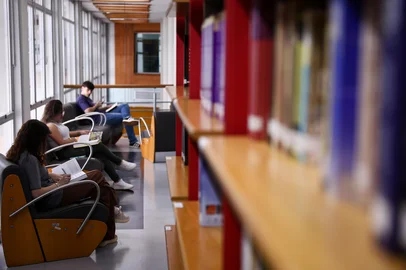 PORTO ALEGRE, RS, BRASIL, 09-03-2026: Universidades promovem iniciativas para que os estudantes aprendam a ler e compreender textos acadêmicos. Foto: Bruno Todeschini/Agência RBS<!-- NICAID(16241451) -->