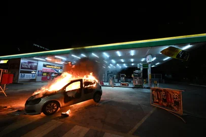 A vehicle burns at a gas station following clashes between riot police and supporters of President Jair Bolsonaro protesting the arrest of an indigenous leader in Brasilia, on December 12, 2022. (Photo by EVARISTO SA / AFP)<!-- NICAID(15293616) -->
