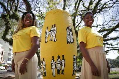 Porto Alegre, RS, Brasil, 06-11-2023: Adriana Centeno e Cristina Centeno posam na Praça do Tambor. Elas integram o projeto Kilombinhos de Verão, iniciativa criada pela Associação Mães Pretas, que oferece, nas férias escolares, atividades afrocentradas para crianças e jovens. A ideia da proposta, gestada e planejada por pessoas pretas, é oferecer uma imersão na história do povo negro. O empreendimento é um dos dez selecionados para a edição nacional da Expofavela, marcada para 01/12, em São Paulo. Na foto, Cristina e Adriana Centeno. Foto: Mateus Bruxel / Agência RBSIndexador: Andre Avila<!-- NICAID(15589187) -->