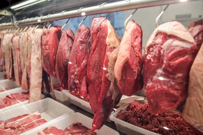 CAXIAS DO SUL, RS, BRASIL, 25/04/2025. Carne bovina tem alta de 14% em Caxias do Sul. Na foto, Tiago Parrini, especialista em tecnologia sentiu a alta no valor do contra filé. (Neimar De Cesero/Agência RBS)Indexador: Neimar De Cesero<!-- NICAID(16024375) -->