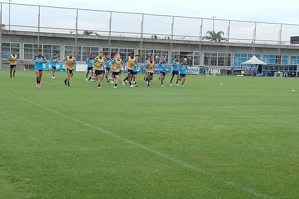 Treino do Grêmio é marcado por ausências e conversa de Renato com a direção