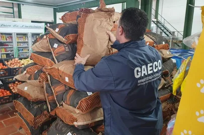 Alimentos impróprios para consumo são apreendidos<!-- NICAID(15426499) -->
