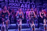 Febre entre os anos 1990 e 2000, as aulas de spinning e bike indoor chegaram a cair no esquecimento por um tempo, mas agora voltaram a ganhar destaque nas rotinas de treino.<!-- NICAID(16094822) -->