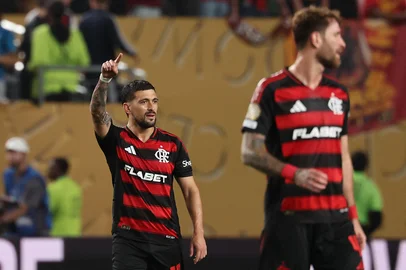 Flamengo's Uruguayan midfielder #10 Giorgian de Arrascaeta reacts after scoring the opening goal during the FIFA Club World Cup 2025 Group D football match between Brazil's CR Flamengo and Tunis' Esperance Sportive de Tunis at the Lincoln Financial Field stadium in Philadelphia on June 16, 2025. (Photo by FRANCK FIFE / AFP)<!-- NICAID(16061357) -->
