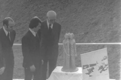 Celebração do centenário da imigração italiana em 20 de maio de 1975, em Caxias do Sul, quando o presidente Ernesto Geisel retornou à cidade.Na foto: frame da cerimônia nos fundos do Parque Cinquentenário, destacando o lançamento do monumento do centenário da imigração (que acabou não saindo), com a presença do prefeito Mário David Vanin e do presidente Ernesto Geisel. Cerimônia filmada pelo cineasta Nazareno Michelin. Filme original integra o Instituto Memória Histórica e Cultural (IMHC) da Universidade de Caxias do Sul.<!-- NICAID(16012771) -->