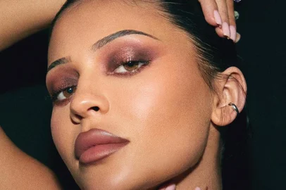 kylie jenner aparece com sobrancelha fina em foto de campanha de sua marca Kylie Cosmetics, donna<!-- NICAID(15107949) -->