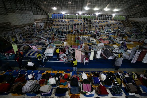 PORTO ALEGRE, RS, BRASIL - 2024.05.10 - Rotina de refugiados climáticos no abrigo do SESC Protásio Alves (Foto: Renan Mattos/ Agência RBS)<!-- NICAID(15760878) -->