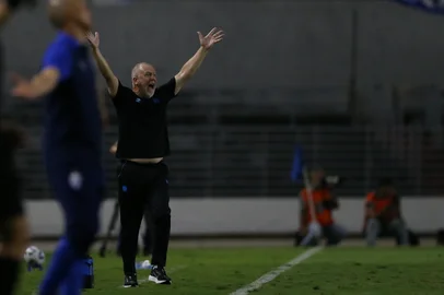 COPA DO BRASIL 2025, CSA X GREMIOAL - COPA DO BRASIL 2025, CSA X GRÊMIO - ESPORTES - AL - MACEIÓ - 30/04/2025 - COPA DO BRASIL 2025, CSA X GRÊMIO - Mano Menezes técnico do Grêmio durante a partida entre CSA e Grêmio no Estádio Rei Pelé em Maceió (AL), válida pela Copa do Brasil 2025. 30/04/2025 - Foto: MARLON COSTA/AGIF - AGÊNCIA DE FOTOGRAFIA/AGIF - AGÊNCIA DE FOTOGRAFIA/ESTADÃO CONTEÚDOEditoria: ESPORTESLocal: MACEIÓIndexador: MARLON COSTAFotógrafo: AGIF - AGÊNCIA DE FOTOGRAFIA<!-- NICAID(16028001) -->