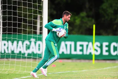 CAXIAS DO SUL, RS, BRASIL, 27/12/2022. Treino do Juventude no Centro de Formação de Atletas e Cidadãos (CFAC). O Juventude se prepara para a estreia do Campeonato Gaúcho 2023. Na foto, goleiro Pegorari. (Porthus Junior/Agência RBS)<!-- NICAID(15306038) -->