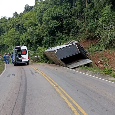 Caminhão tomba e deixa trânsito entre Bento Gonçalves e Cotiporã em meia pista <!-- NICAID(15998048) -->