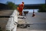 Prefeitura faz limpeza para retirar pedras no entorno da antiga ponte do Guaíba