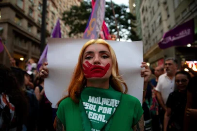 PORTO ALEGRE, RS, BRASIL - 2024.06.14 - Manifestação contra o PL que restringe o Aborto. (Foto: Camila Hermes/Agencia RBS)<!-- NICAID(15789865) -->