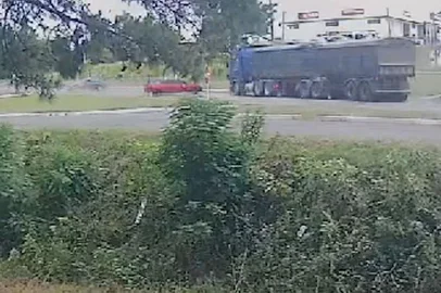 Colisão entre picape, carro e carreta causa morte na BR-287, em Santiago, na Região Central. Acidente no trevo de Santiago. 18/11/2024