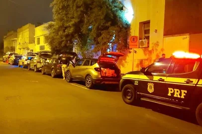 Veículos com várias caixas de vinho foram abordados na BR-293, em Dom Pedrito, e depois encaminhados para Santana do Livramento