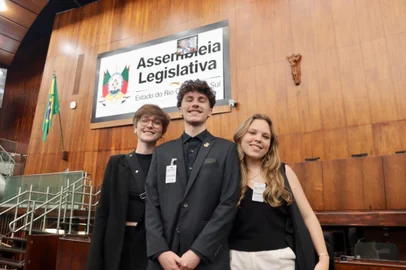 Os alunos Manoela Cobalchini, Felipe Tomasi Caliendo e Helena Wartha Bolzon desenvolveram pesquisa relacionada a plano de drenagem e levaram sugestões de leis para a Comissão de Saúde e Meio Ambiente do Legislativo<!-- NICAID(15903290) -->
