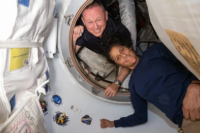 This undated handout picture from Nasa released on July2, 2024 shows NASAs Boeing Crew Flight Test astronauts (from top) Butch Wilmore and Suni Williams inside the vestibule between the forward port on the International Space Stations Harmony module and Boeing's Starliner spacecraft. The first astronauts to fly Boeing's troubled Starliner are definitely not "stranded" at the International Space Station, NASA insisted on June 28, 2024 despite having no clear timeframe for bringing them home. In an unusually defensive press call, officials attempted to put a positive spin on where things currently stood after weeks of negative headlines due to the spaceship's delayed return. (Photo by Handout / NASA / AFP) / RESTRICTED TO EDITORIAL USE - MANDATORY CREDIT "AFP PHOTO / NASA" - NO MARKETING NO ADVERTISING CAMPAIGNS - DISTRIBUTED AS A SERVICE TO CLIENTSEditoria: SCILocal: In spaceIndexador: HANDOUTSecao: space programmeFonte: NASAFotógrafo: Handout<!-- NICAID(15811329) -->