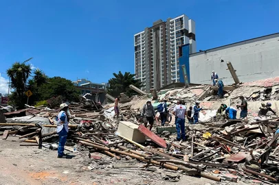 Rescuers look for survivors at a collapsed building after an earthquake in Pereira, Colombia on August 10, 2026. A powerful earthquake rocked Colombia and neighboring Latin American countries on August 10, 2026, with medical teams rushing to help victims after buildings were damaged or collapsed in several cities. The Colombian geological service and its American counterpart USGS put the magnitude at 7.4, with an epicenter 100 km (60 miles) underground in the west of the country. Colombia had initially put it at 6.6. (Photo by Roberto Betancourt / AFP)<!-- NICAID(16343784) -->