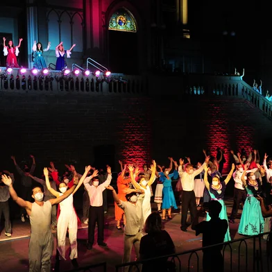 CAXIAS DO SUL, RS, BRASIL, 23/02/2022. 2º Desfile Cênico Musical da Festa Nacional da Uva, Desfile do corso alegórico, na rua Sinimbu. (Porthus Junior/Agência RBS)<!-- NICAID(15025219) -->
