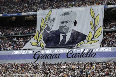 A banner in tribute to Real Madrid's Italian coach Carlo Ancelotti is displayed by fans during the Spanish league football match between Real Madrid CF and Real Sociedad at Santiago Bernabeu Stadium in Madrid on May 24, 2025. (Photo by OSCAR DEL POZO / AFP)<!-- NICAID(16045187) -->