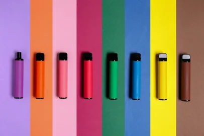 Disposable electronic cigarettes on color backgroundIndexador: Leonid IastremskyiFonte: 508325152<!-- NICAID(15805965) -->
