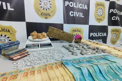 Dois homens, de 18 e 22 anos, foram presos em flagrante, nesta quinta-feira (20), por tráfico de drogas, associação para o tráfico e crime ambiental em Esteio, Região Metropolitana. Durante o cumprimento de dois mandados de busca e apreensão, a Polícia Civil apreendeu sete pássaros silvestres mantidos em cativeiro, além de diversas porções de maconha e crack e R$ 2800 em dinheiro.<!-- NICAID(15489194) -->