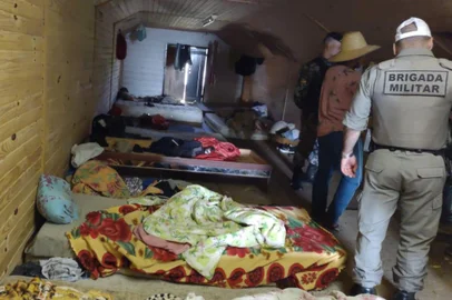 Alojados em um pavilhão precário, com camas improvisadas e comida escassa, 14 indígenas trabalhavam, sem terem sido remunerados uma única vez, no cultivo do alho, em uma fazenda de São Francisco de Paula.  <!-- NICAID(15061872) -->