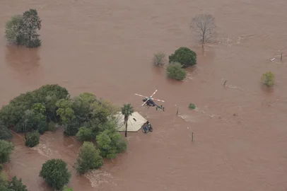 05.09.2023 - (REGIÃO DE ROCA SALES) ENCANTADO, BRASIL - ENCHENTES NO RS: Imagens aéreas da situação em várias partes do Estado. Na imagem, Resgate na região de Roca Sales, Encantado**FOTOGRAFIA EM BAIXA RESOLUÇÃO, NÃO INDICADA PARA USO IMPRESSO, APENAS WEBSITE**<!-- NICAID(15532081) -->