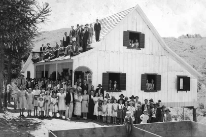 Acervo de família / divulgação Na imagem ao lado, de meados dos anos 1930, a casa e o comércio dos Echer. Em primeiro plano, de chapéu, estão Sisto Echer Filho e Angelina Lazzarotto, com um dos filhos pequenos no colo, e outras pessoas da comunidade de São Maximiliano. Entre elas o comerciante Egidio Costa e esposa Ana Bertoldi; Judith Echer Dall’Agnol e o esposo Ernesto Dall'Agnol; Maria Echer Dall'Agnol, Vitório Dall Agnol, Belfiore Lazzarotto e a esposa Maria Echer; João Moschen com a esposa Maria Trentin; Rodolfo Cavalli, no telhado, de chapéu de aba larga, sentado; Guerino Echer e Armindo Echer, entre outros.<!-- NICAID(14238582) -->