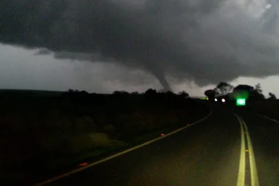 Tornado atinge municípios do noroeste do Estado<!-- NICAID(16335875) -->
