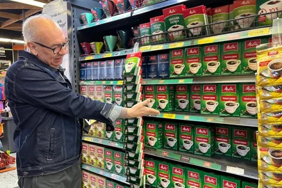 PORTO ALEGRE, RS, BRASIL - 14/08/2025 - Apesar de queda na inflação, preço alto do café ainda surpreende consumidores nos supermercados. Na foto, o aposentado Paulo Romero (Foto: Bruna Oliveira/Agencia RBS)<!-- NICAID(16101652) -->
